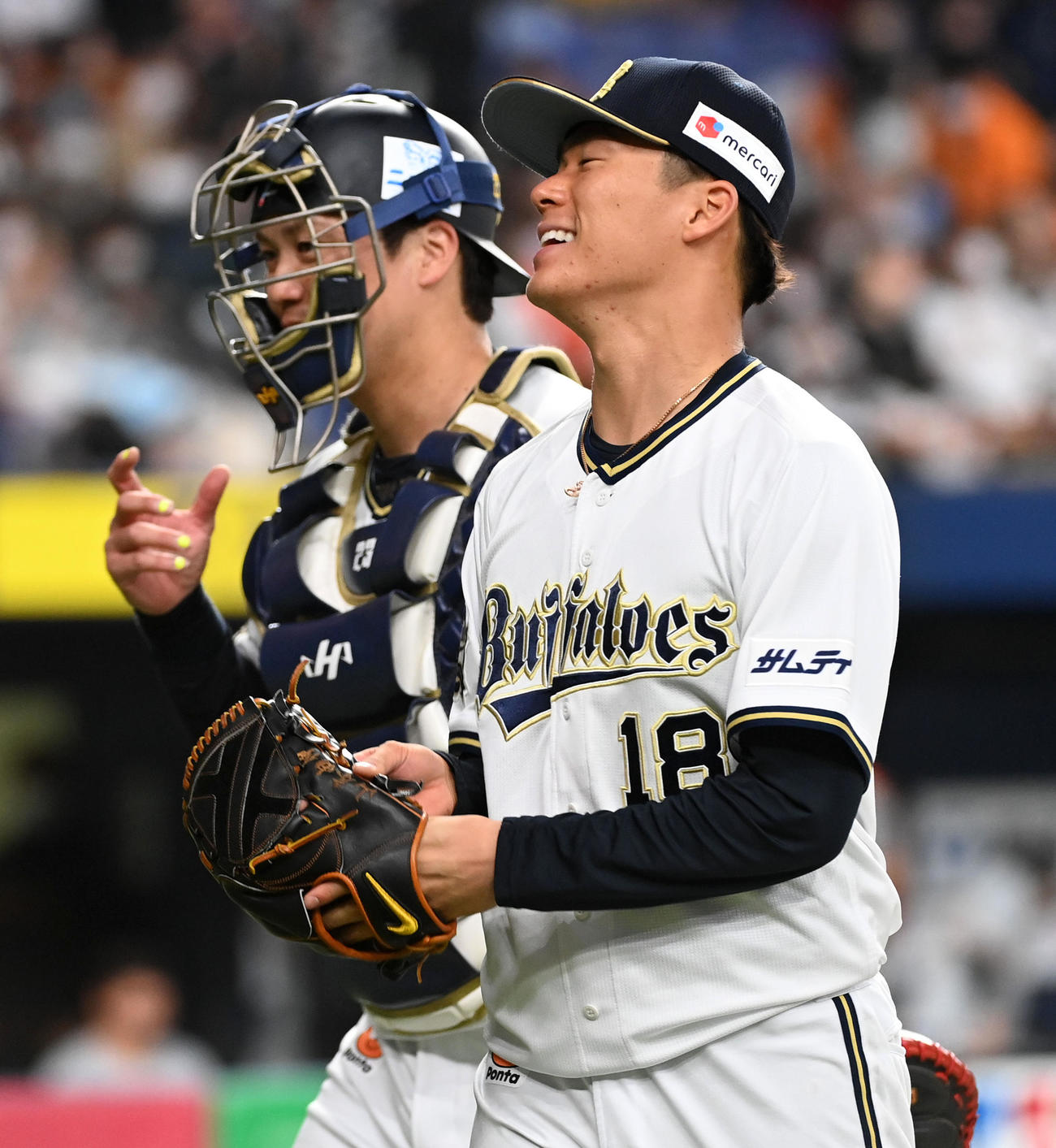 オリックス対巨人　巨人を5回無失点に抑え笑顔でベンチに戻るオリックス先発の山本（撮影・前岡正明）