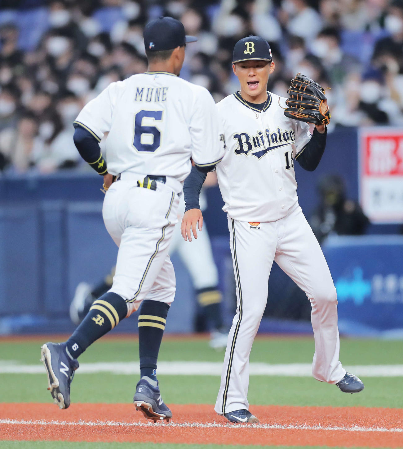 オリックス対巨人　5回表を抑え、宗（左）を迎える山本（撮影・河田真司）