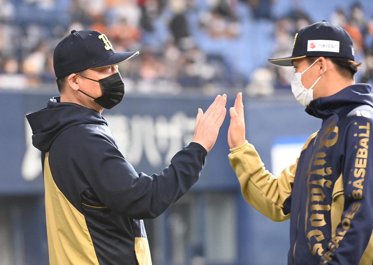 オリックス対巨人　山本（右）を迎える中嶋監督（撮影・前岡正明）