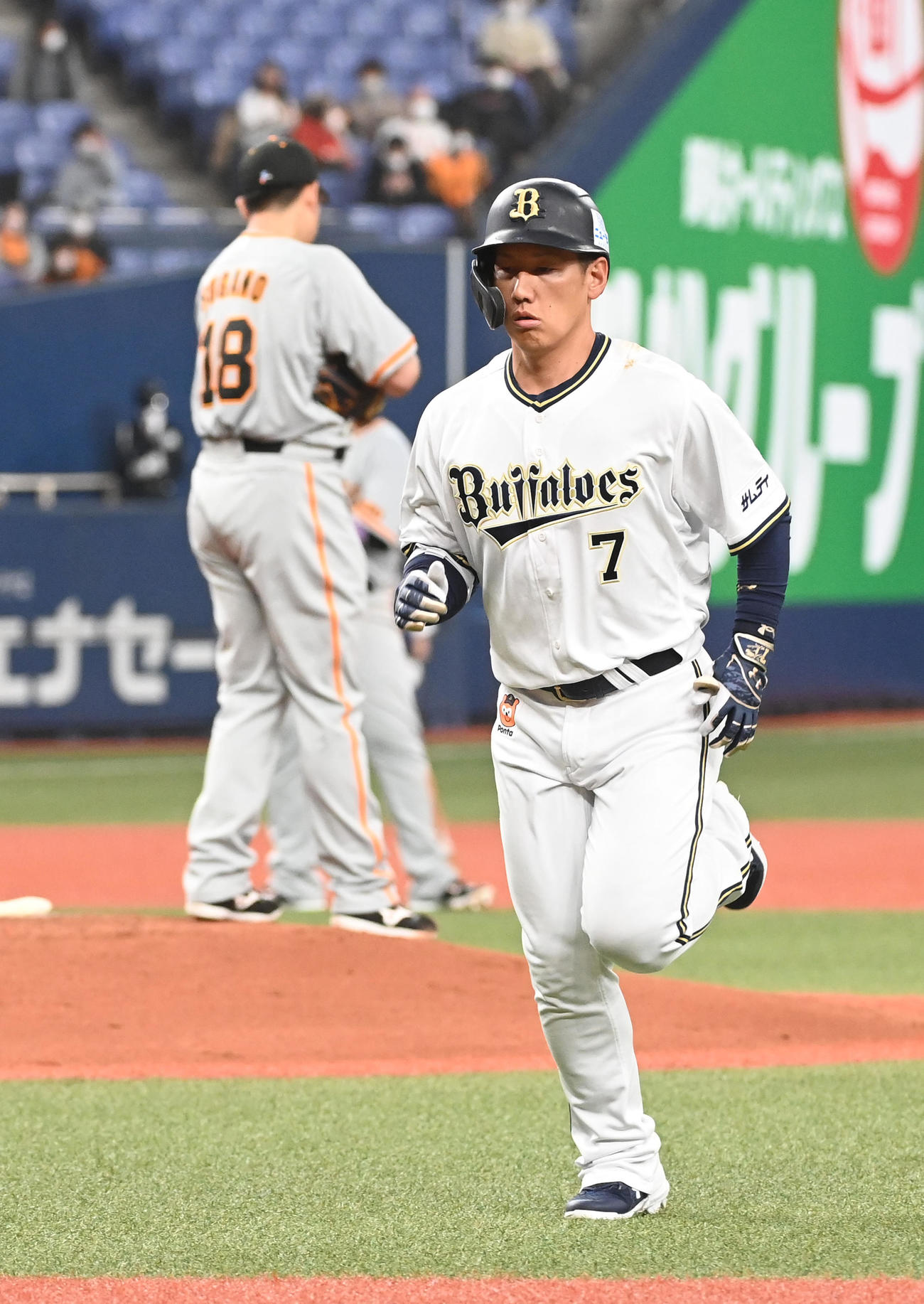 オリックス対巨人　3回裏オリックス1死、吉田正は中飛に倒れる。奥は菅野（撮影・前岡正明）