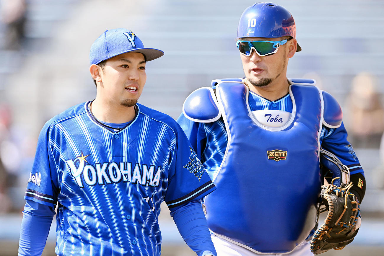楽天対DeNA 1回裏を投げ終えたDeNA先発の東（左）は捕手戸柱と引き揚げる（撮影・滝沢徹郎）