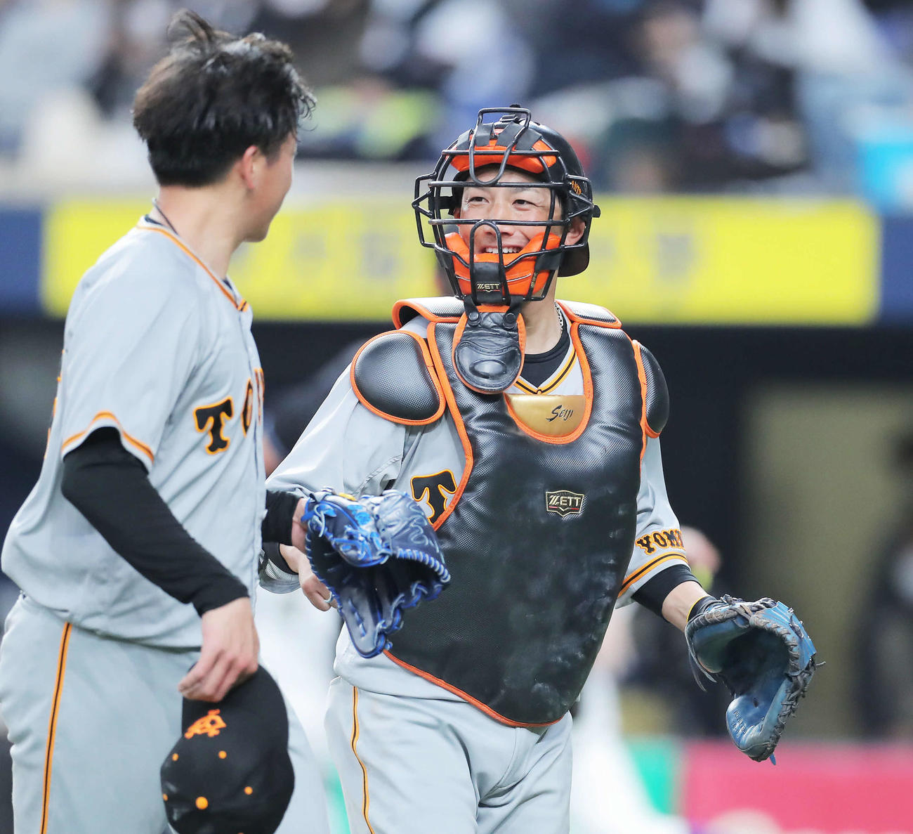 オリックス対巨人　8回裏を抑え、笑顔でベンチに戻る大勢（左）と小林（撮影・河田真司）