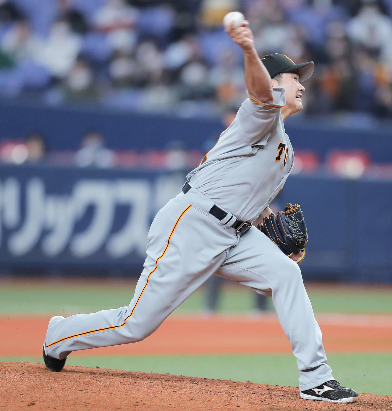 オリックス対巨人　3回裏、力投する巨人菅野（撮影・河田真司）