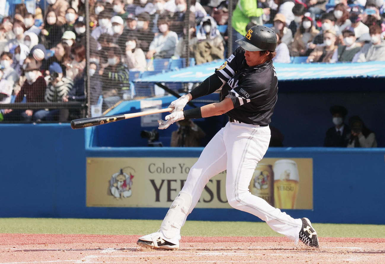 ヤクルト対ソフトバンク　4回表ソフトバンク無死、右越え本塁打を放つ柳田（撮影・野上伸悟）