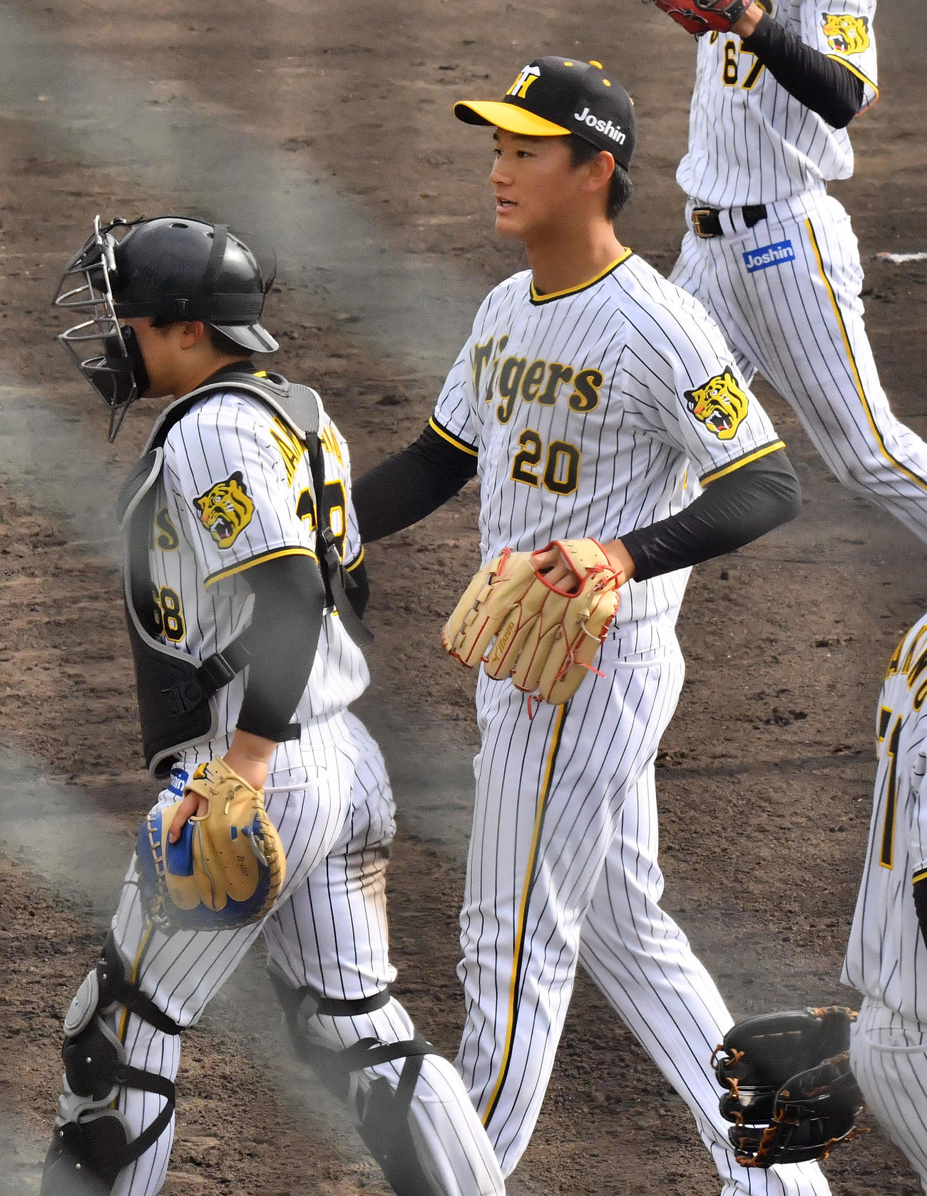 教育リーグ阪神対中日　8回に登板し無失点に抑え引き揚げる森木（右）と中川（撮影・和賀正仁）