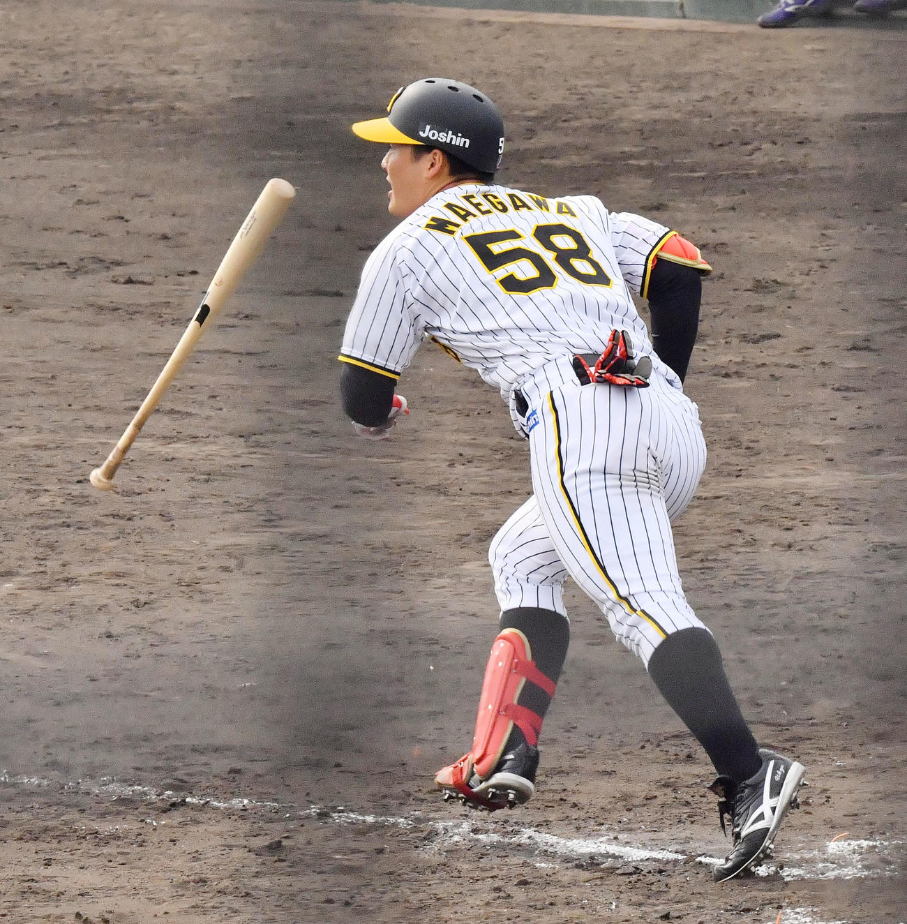 中日戦の8回、中越え適時三塁打を放つ前川（撮影・和賀正仁）