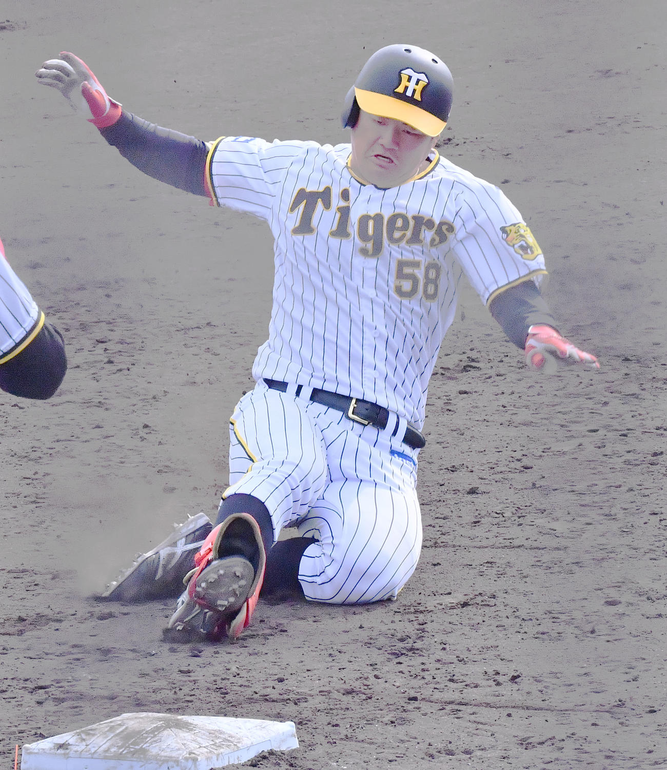 中日戦の8回、中越え適時打を放ち、三塁に滑り込む前川（撮影・和賀正仁）