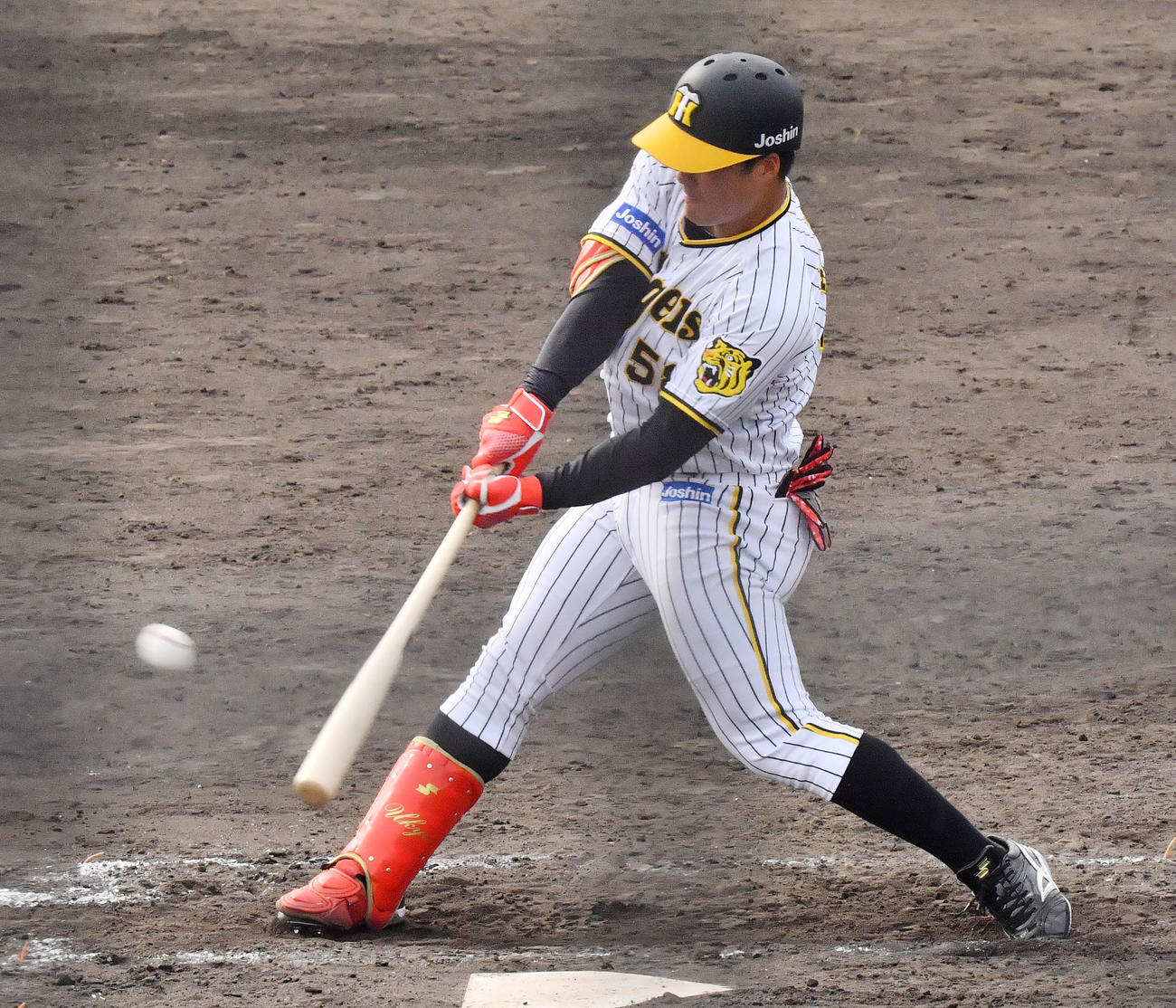 教育リーグ阪神対中日　8回裏阪神1死三塁、中越えに適時三塁打を放つ前川（撮影・和賀正仁）