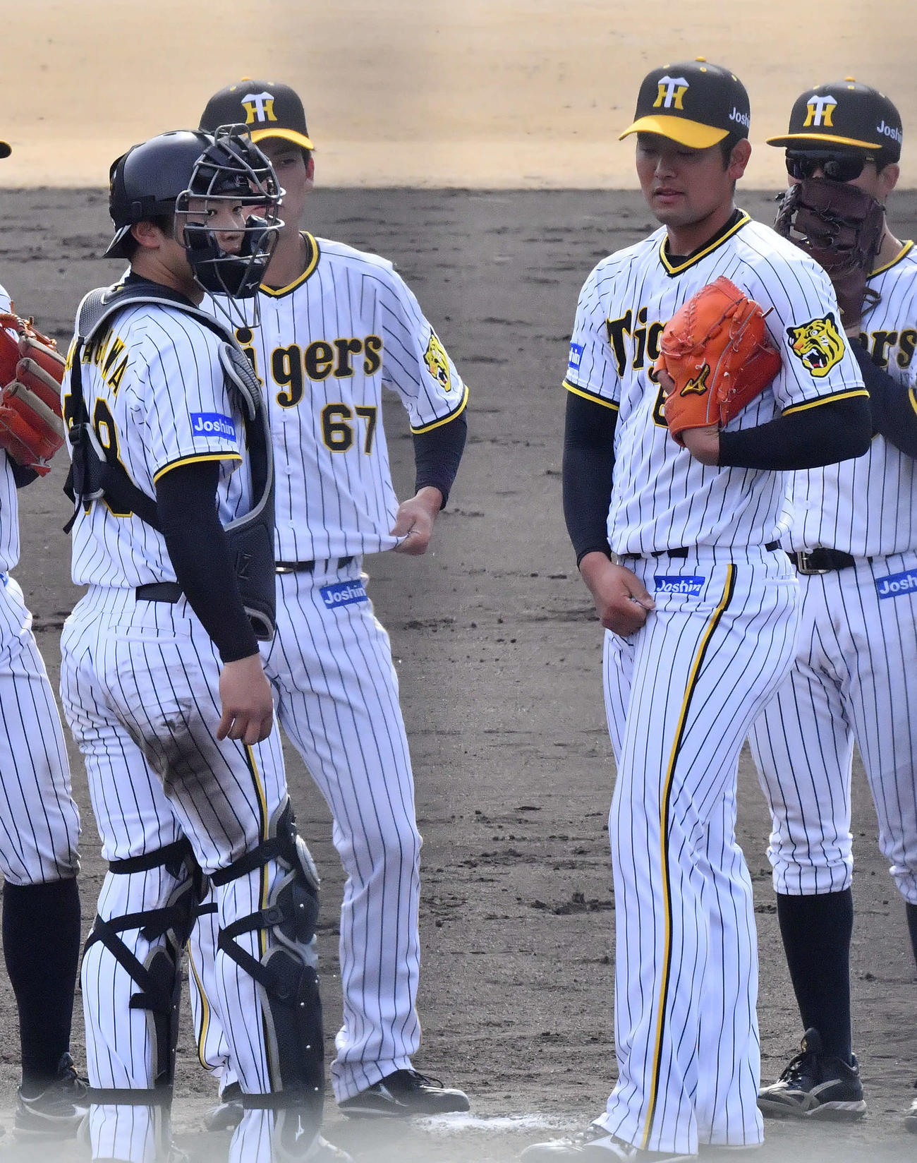 中日戦の7回表、ピンチを迎えた岡留（右から2人目）と話す中川（左）ら（撮影・和賀正仁）