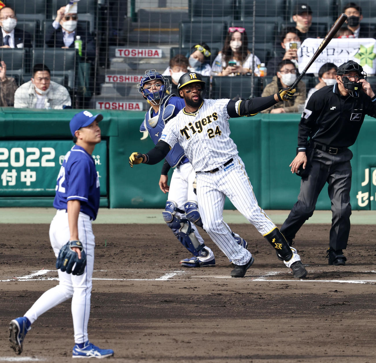 阪神対中日　6回裏阪神無死一塁、ロハスは左越え適時二塁打を放つ。投手は大野雄（撮影・加藤哉）
