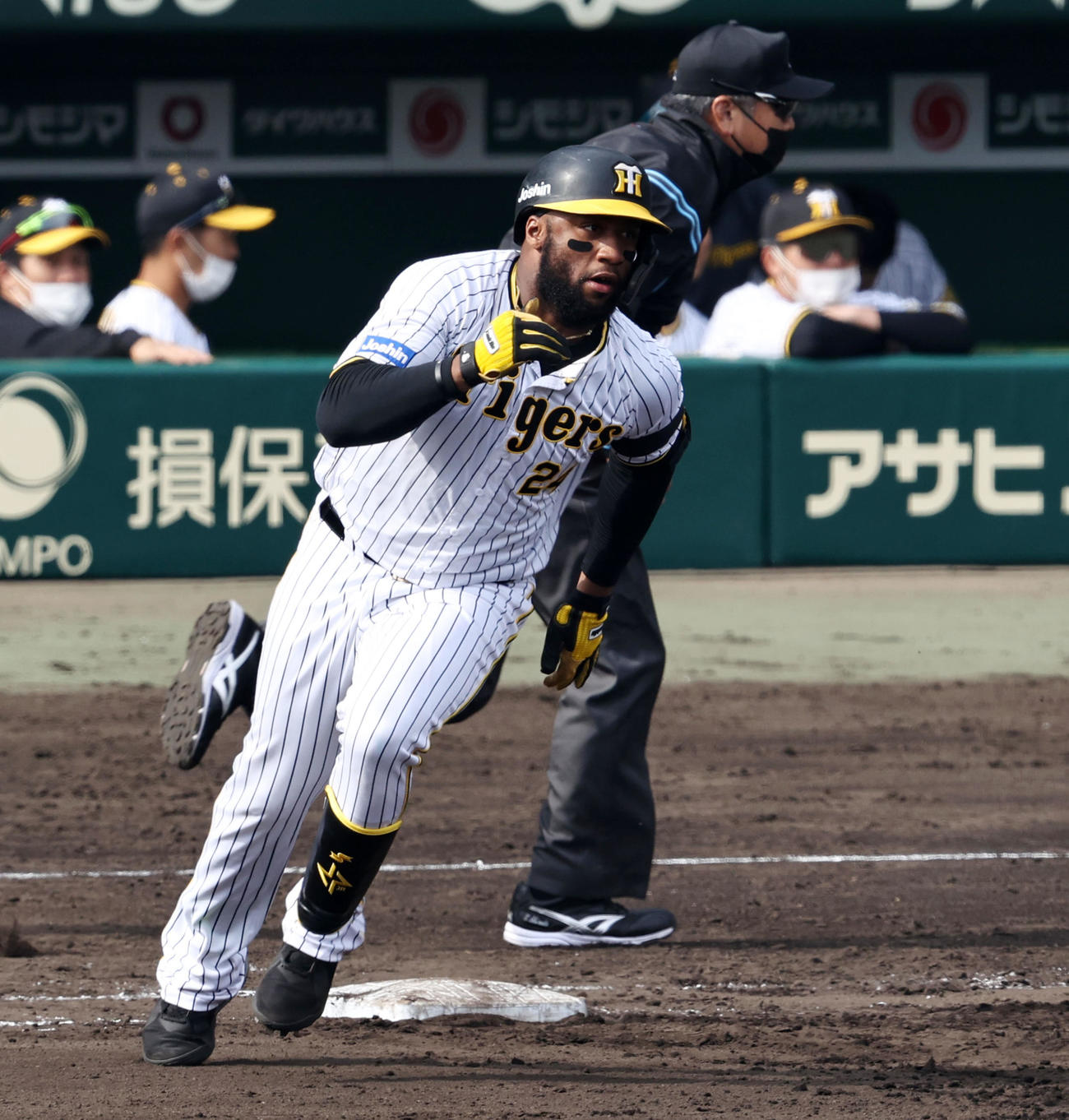 阪神対中日　6回裏阪神無死一塁、ロハスは左越え適時二塁打を放つ（撮影・加藤哉）