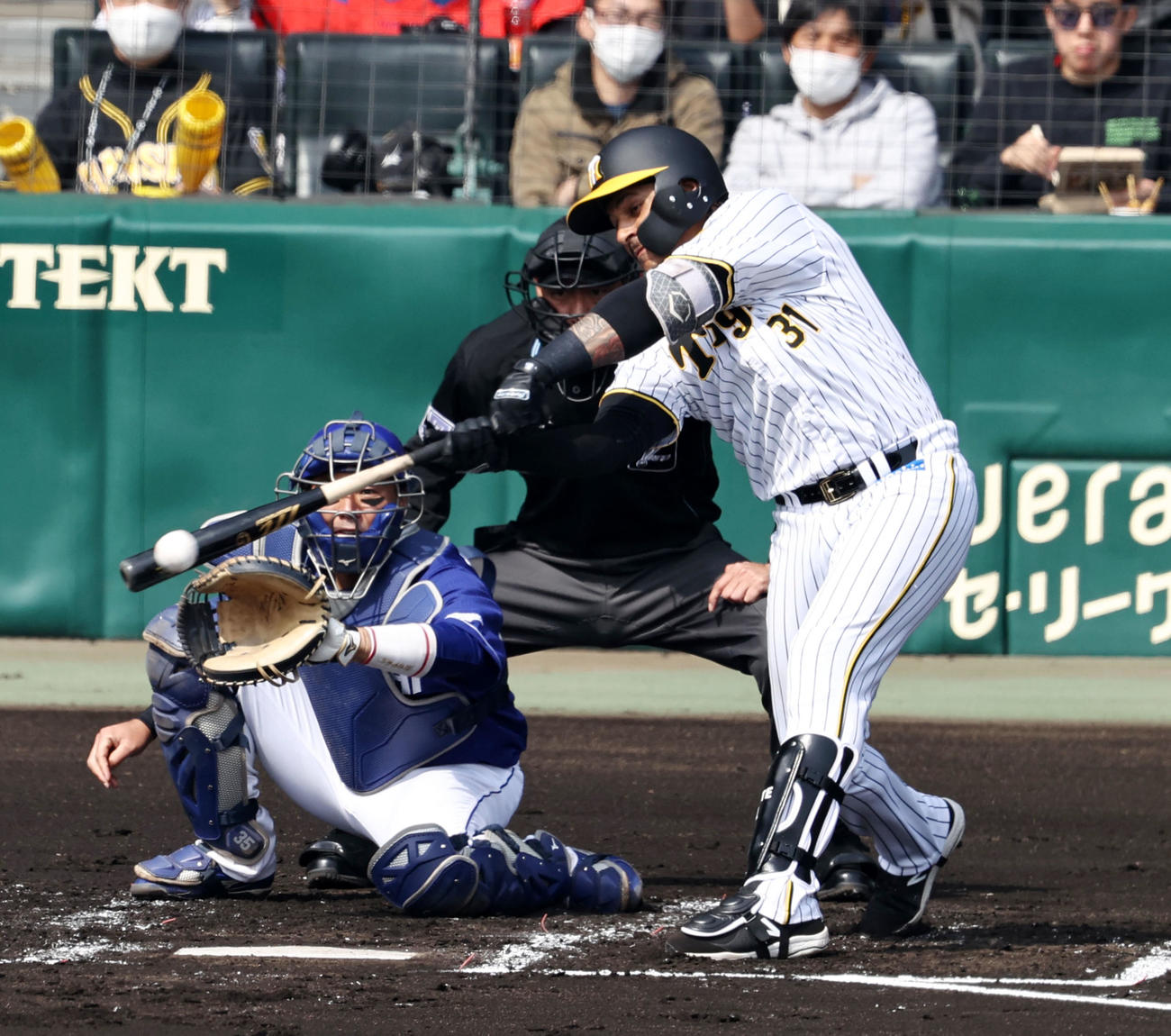 阪神対中日　1回裏阪神1死二塁、マルテは左前打を放つ（撮影・加藤哉）