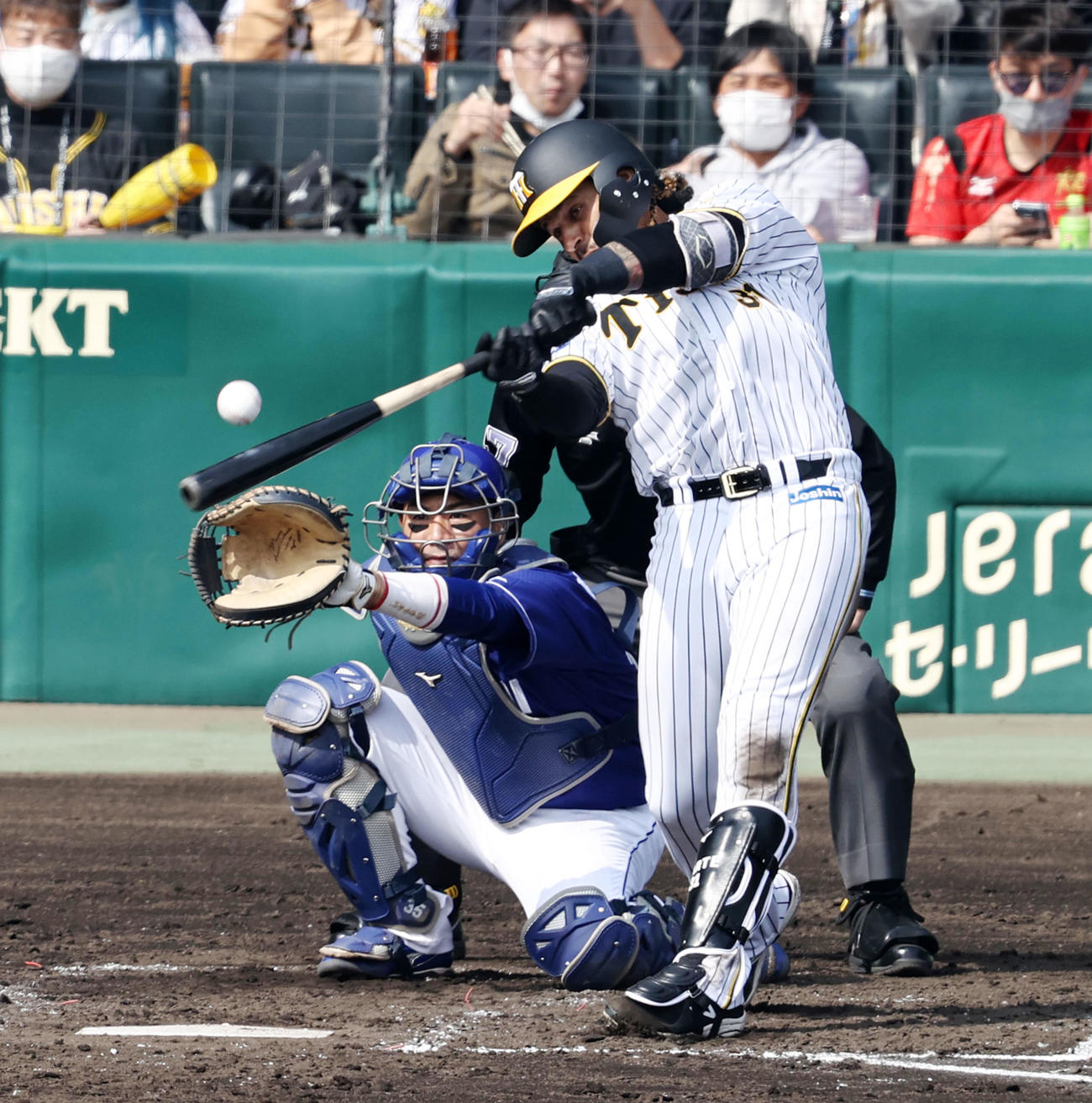 阪神対中日　3回裏阪神無死、マルテは中前打を放つ（撮影・加藤哉）