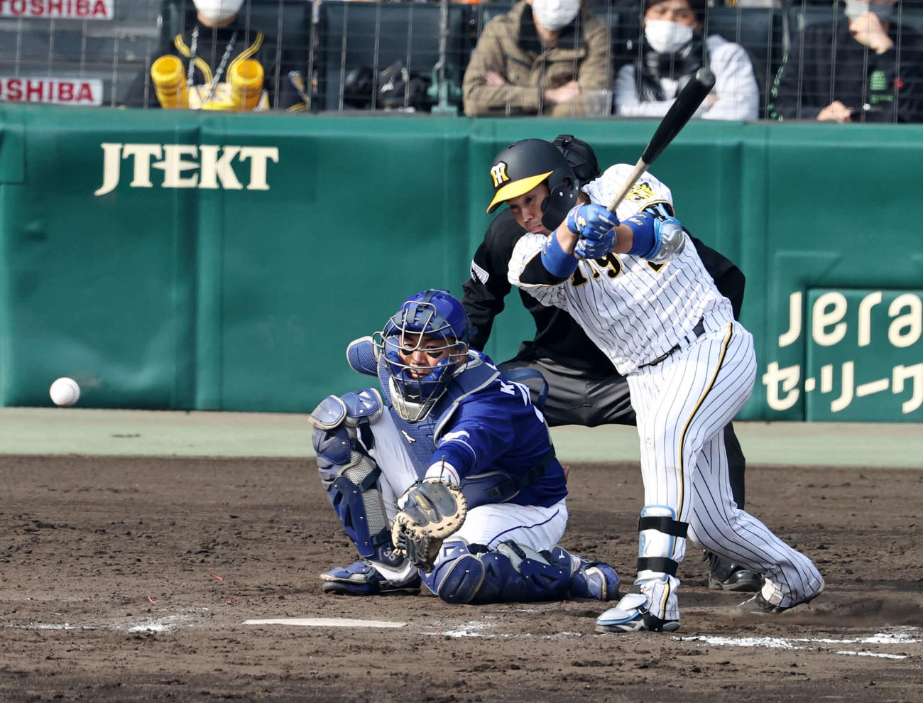 阪神対中日　7回裏阪神1死満塁、梅野は中前2点適時打を放つ（撮影・加藤哉）