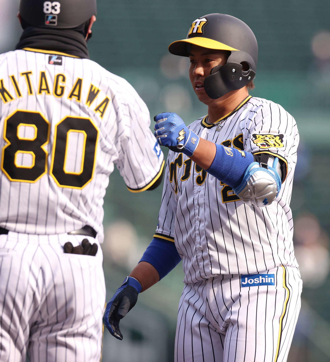 阪神対中日　7回裏阪神1死満塁、中前に2点適時打を放つ梅野（撮影・上田博志）