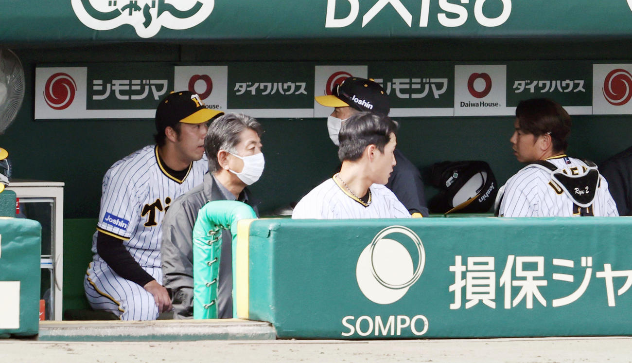 阪神対中日　6回表を投げ終えた青柳（左）は矢野監督（中央）らと話し合う。右は梅野（撮影・加藤哉）