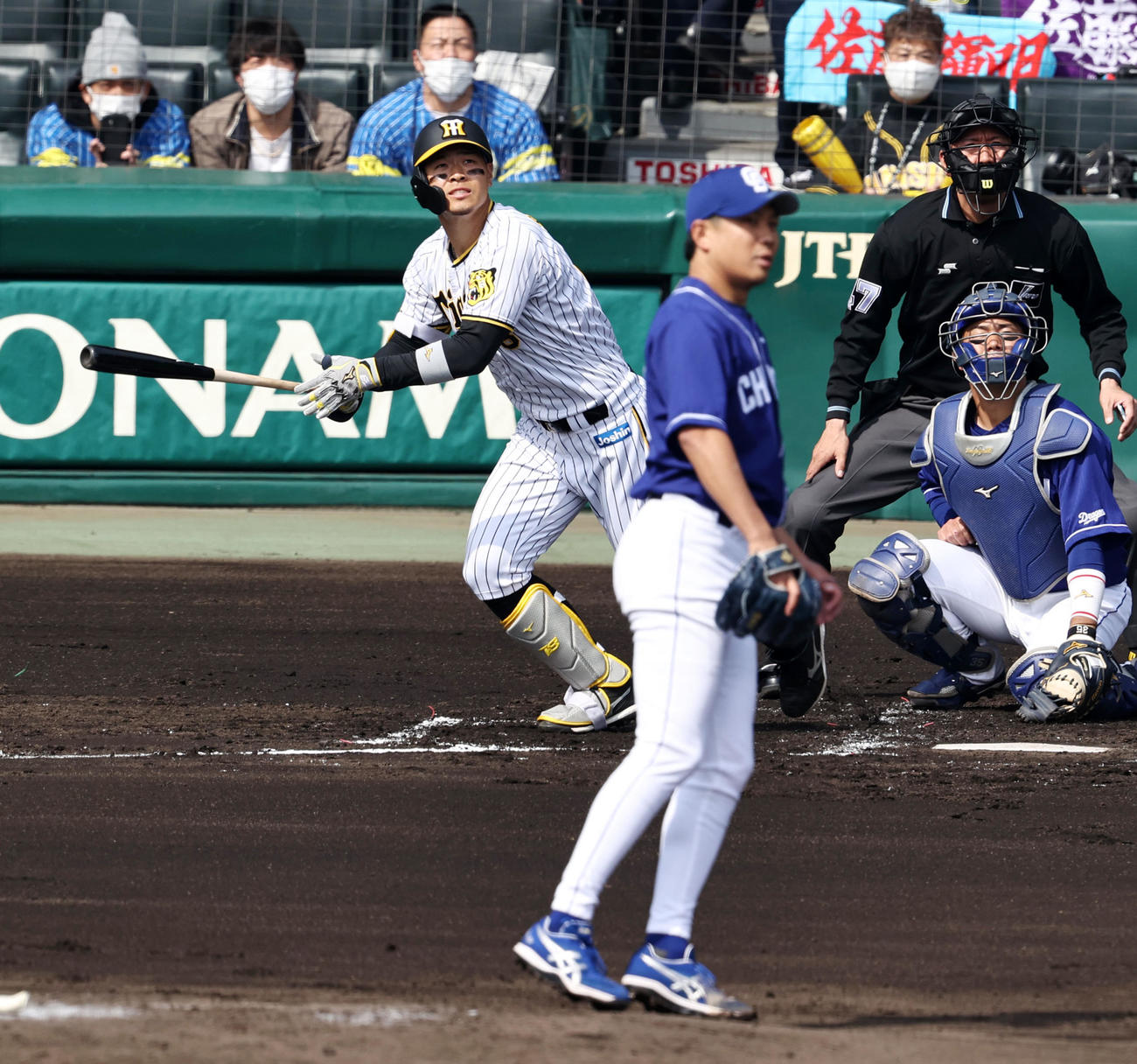 阪神対中日　1回裏阪神1死一、三塁、佐藤輝は左先制犠飛を放つ。投手は大野雄（撮影・加藤哉）