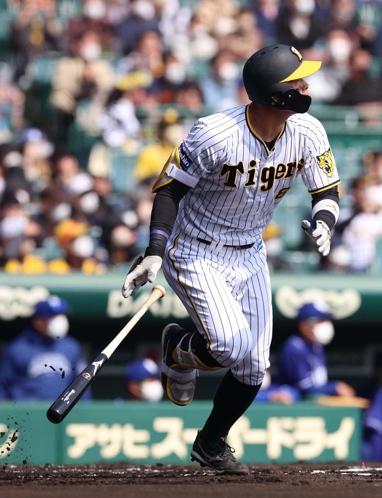 阪神対中日　1回裏阪神1死一、三塁、佐藤輝は右犠飛を放つ（撮影・上田博志）