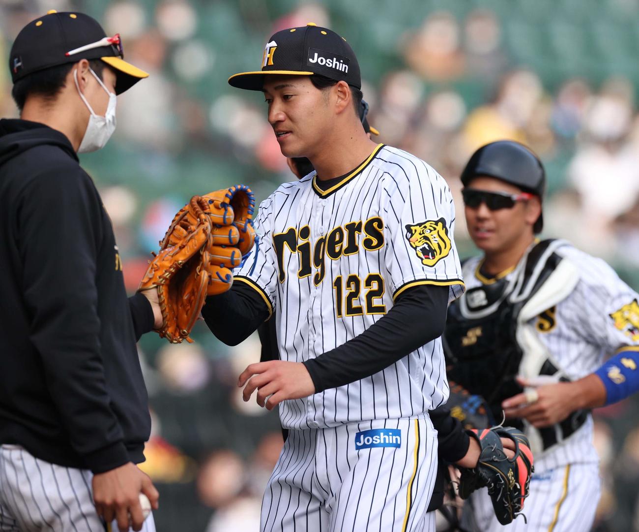 阪神対中日　阪神2番手で登板した岩田は中日打線を1イニング無失点に抑えた（撮影・上田博志）