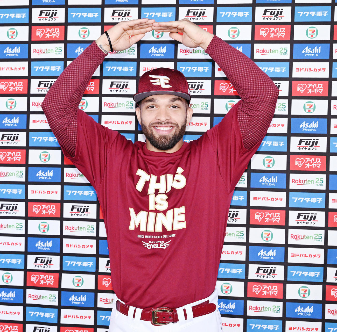 新加入の楽天マルモレホスは「マルモリダンス」のマルポーズを決める（撮影・滝沢徹郎）