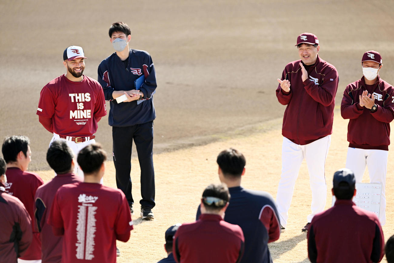 新加入の楽天マルモレホス（奥左）は自己紹介し石井GM兼監督（奥左から3人目）らから拍手を受ける（撮影・滝沢徹郎）