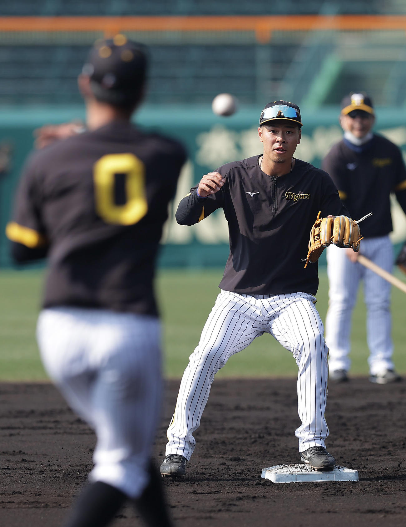 阪神対中日　二塁で守備練習を行う阪神佐藤輝。手前は木浪（撮影・前田充）