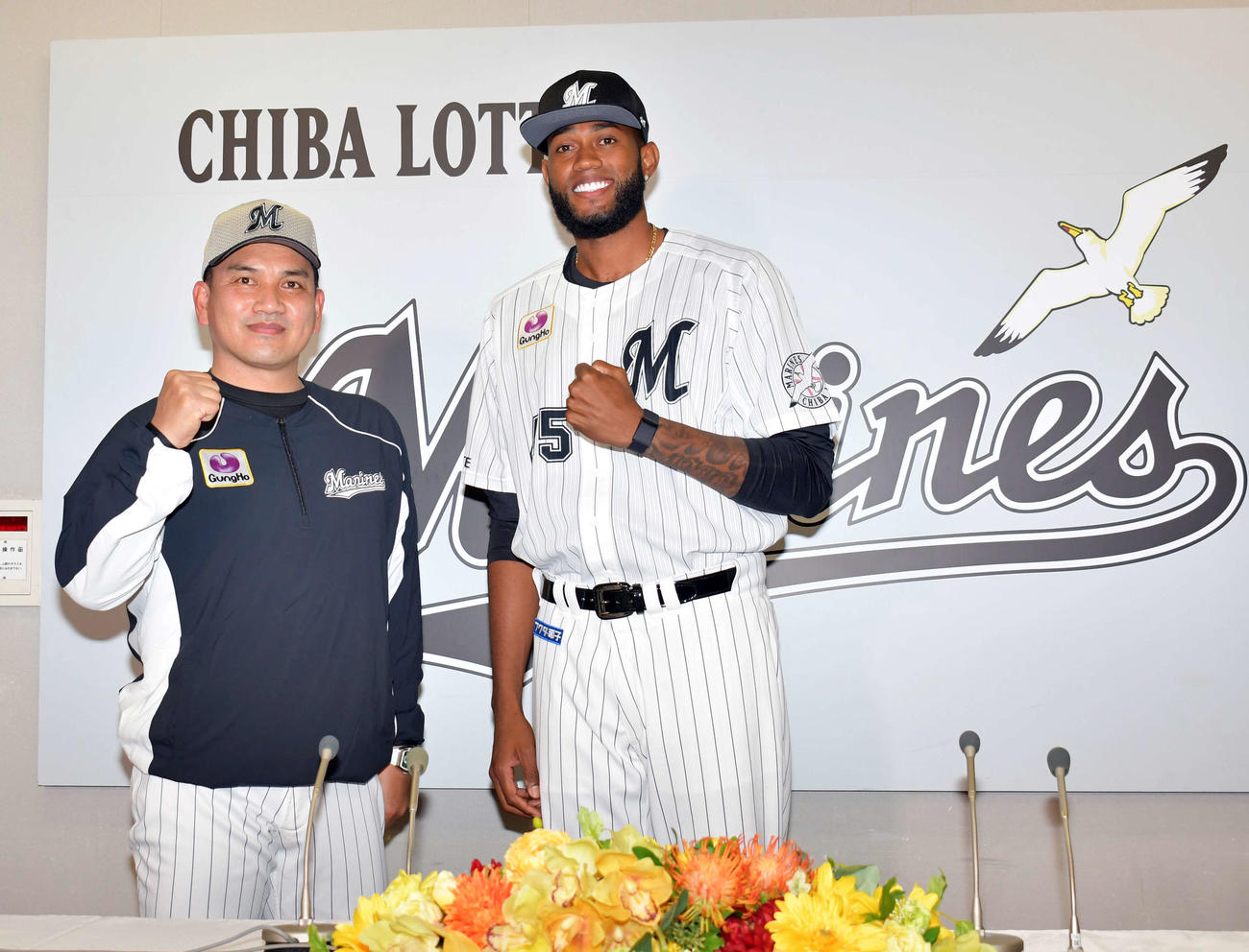 ロッテの新外国人投手ゲレーロ（右）は井口監督と笑顔でガッツポーズ