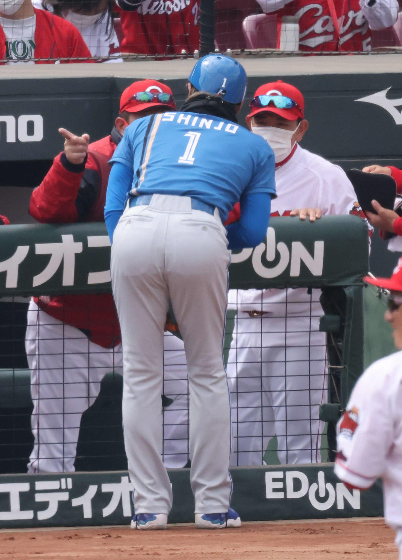 オープン戦広島対日本ハム　1回表終了後、広島ベンチに立ち寄る新庄監督（撮影・加藤孝規）