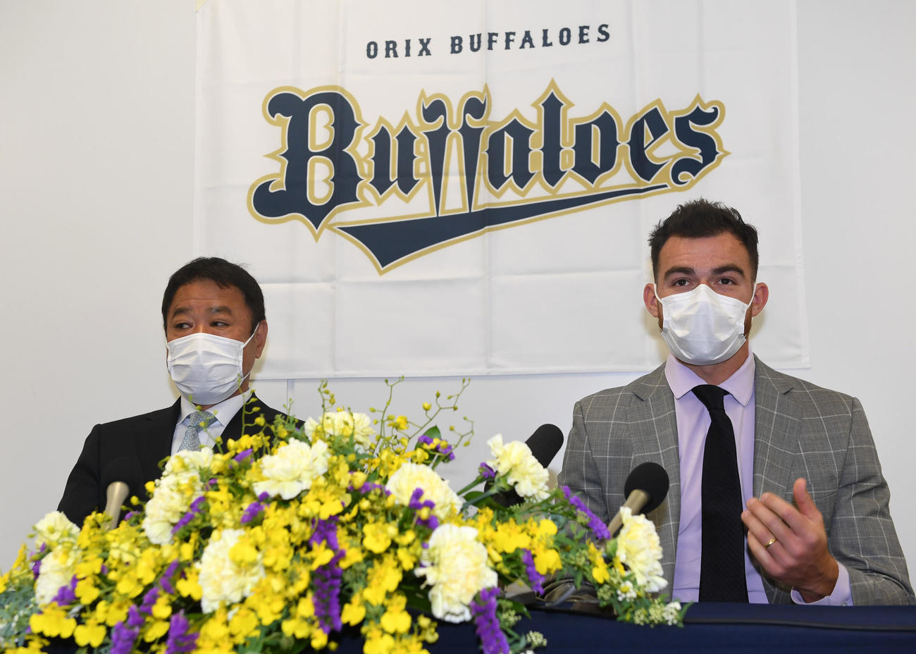 福良GM（左）とオリックス入団会見を行うビドル（撮影・前岡正明）