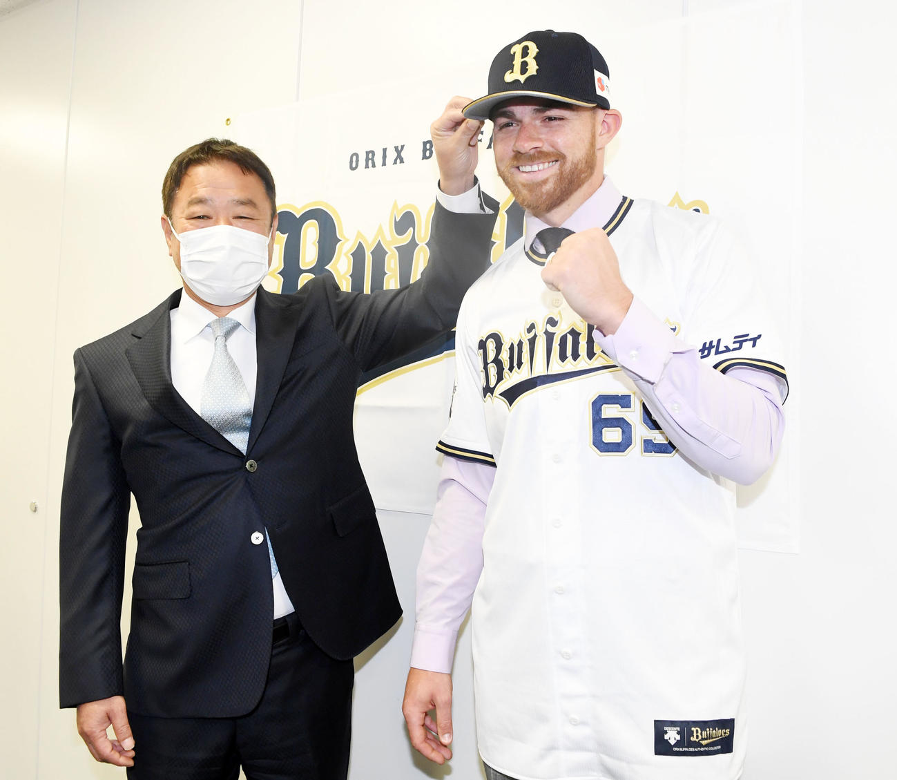 福良GM（左）とオリックス入団会見を行うビドルは日本での活躍を誓う（撮影・前岡正明）