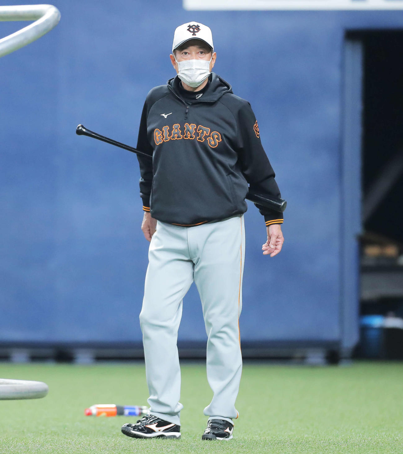 オリックス対巨人　試合前、練習を見る巨人原監督（撮影・河田真司）