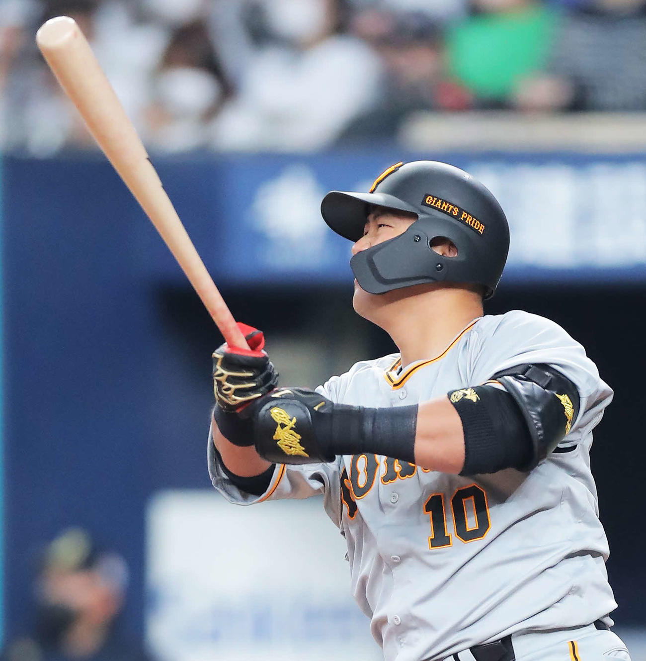 オリックス対巨人　2回表巨人無死、先制中越えソロ本塁打を放つ巨人中田（撮影・河田真司）