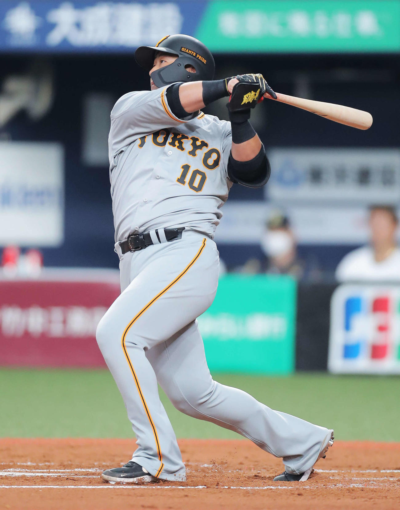 オリックス対巨人　2回表巨人無死、先制中越えソロ本塁打を放つ巨人中田（撮影・河田真司）