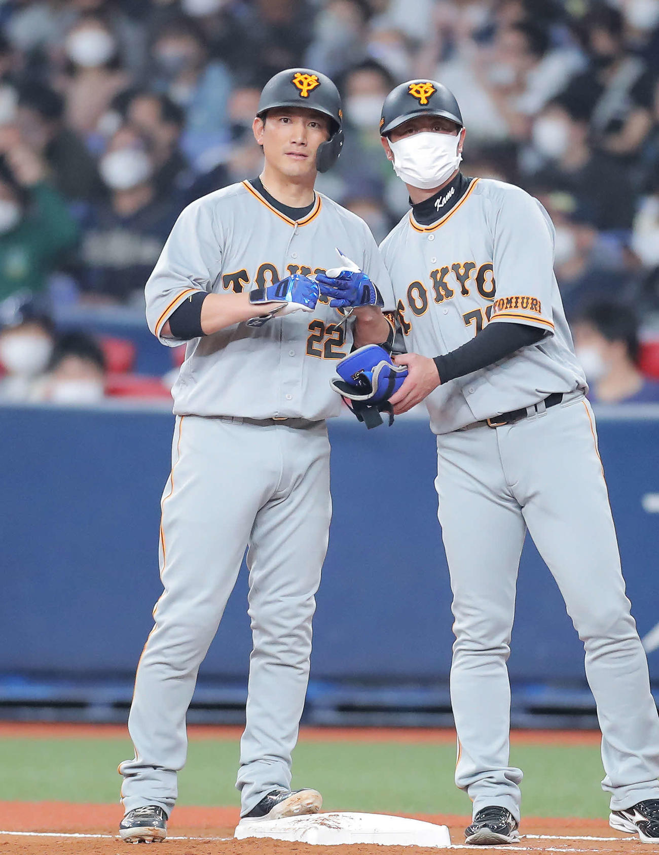 オリックス対巨人　2回表1死、中前打を放ち出塁する小林（撮影・河田真司）
