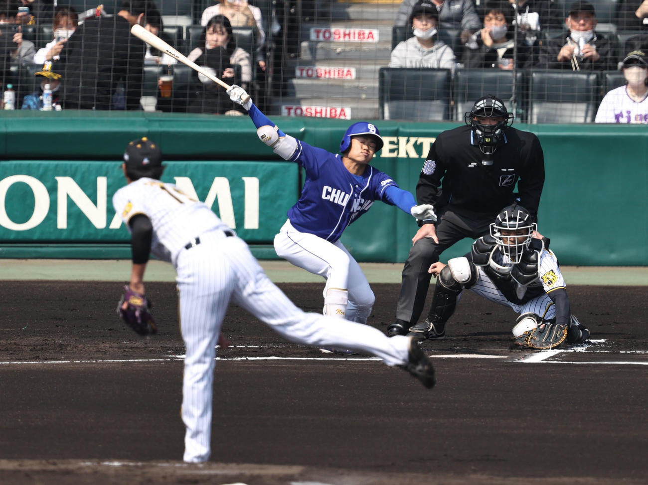 阪神対中日　1回表中日無死二塁、根尾は空振り三振。投手は藤浪（撮影・加藤哉）