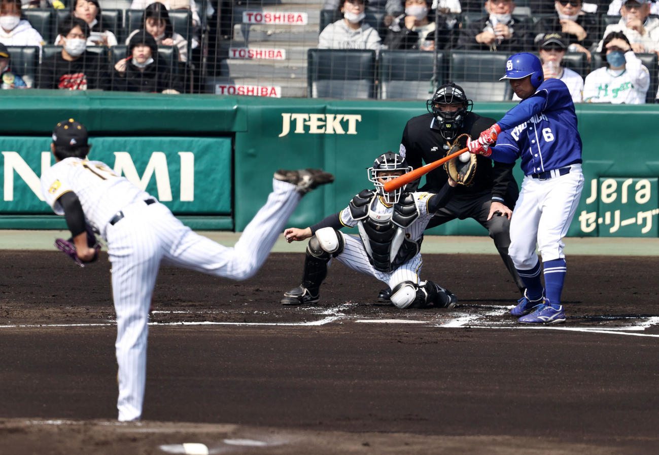阪神対中日　1回表中日1死二塁、平田は空振り三振。投手は藤浪（撮影・加藤哉）