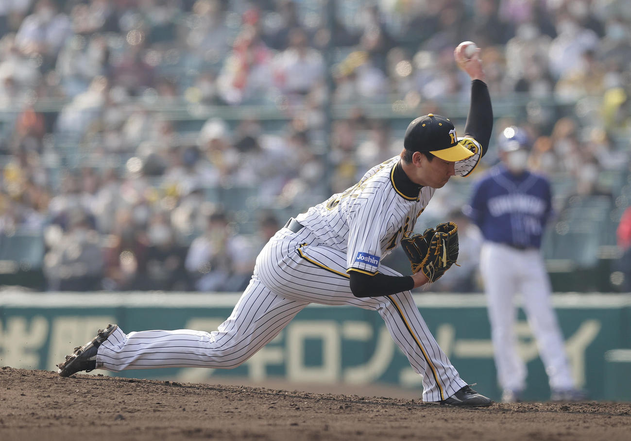 阪神対中日　7回表、阪神3番手で登板する岩崎（撮影・前田充）