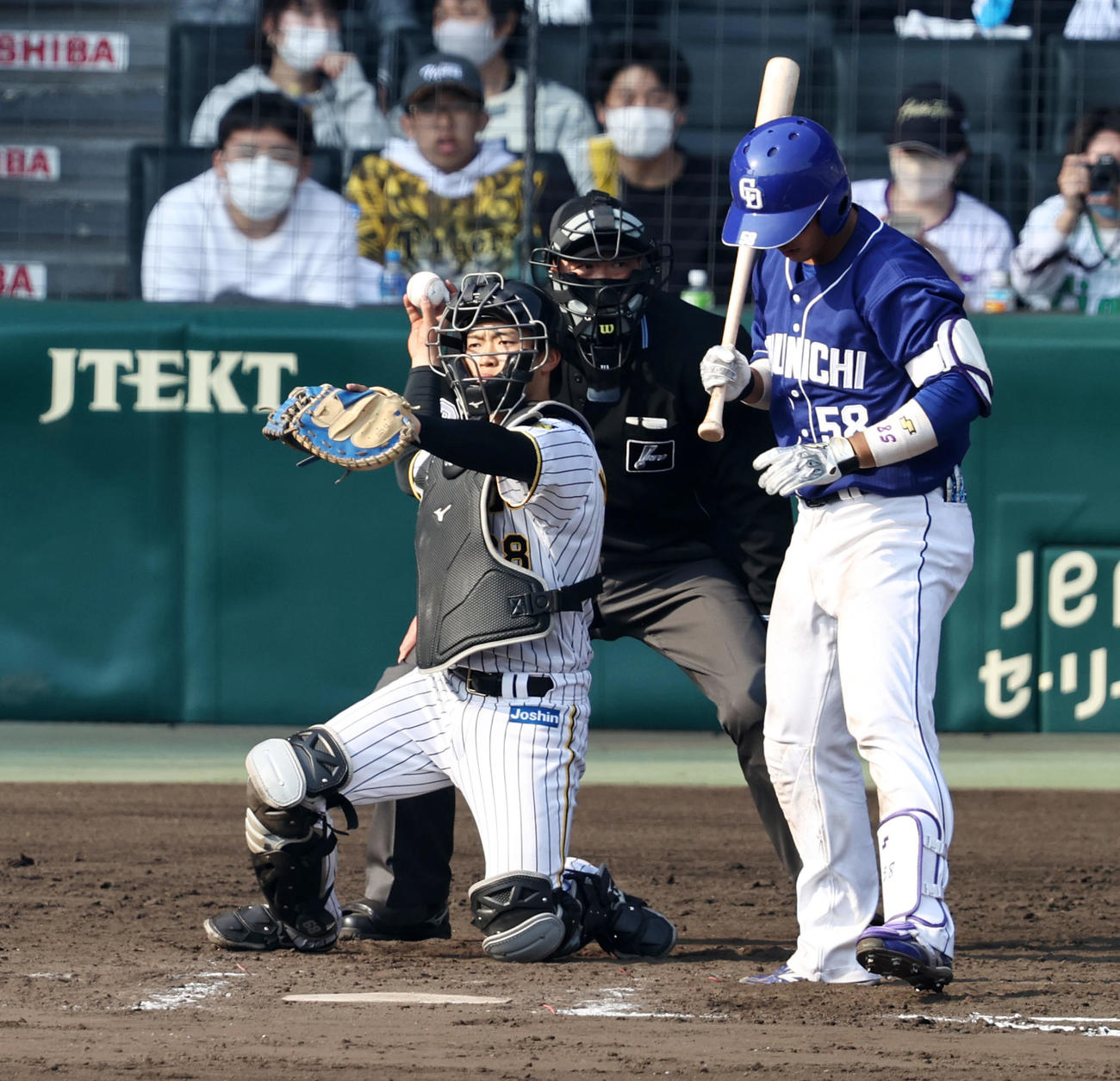 阪神対中日　9回表中日無死、中川は1軍で初マスクをかぶり甲子園デビュー。打者は石橋（撮影・加藤哉）