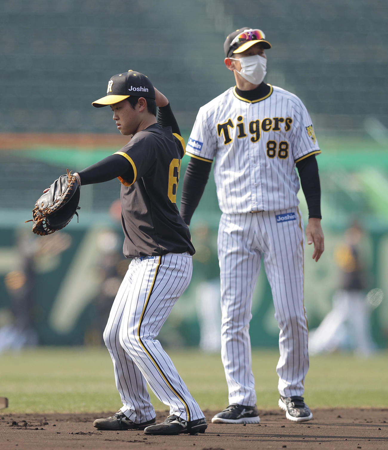 阪神対中日　試合前練習で阪神矢野監督（右）から指導される中川（撮影・前田充）
