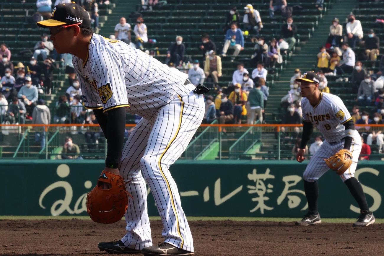阪神対中日　9回を守り抜いた一塁手の大山（左）と二塁手の佐藤輝（撮影・上田博志）