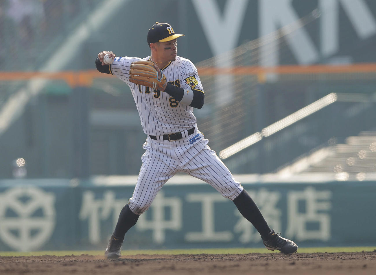 阪神対中日　9回表中日2死、岡林の打球を処理する二塁手佐藤輝（撮影・前田充）