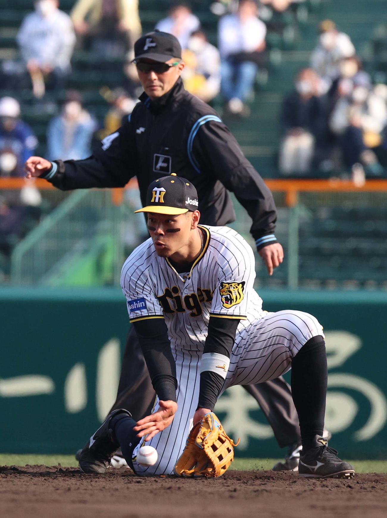 阪神対中日　9回表中日2死、最終打者・岡林の二ゴロをさばく佐藤輝（撮影・上田博志）
