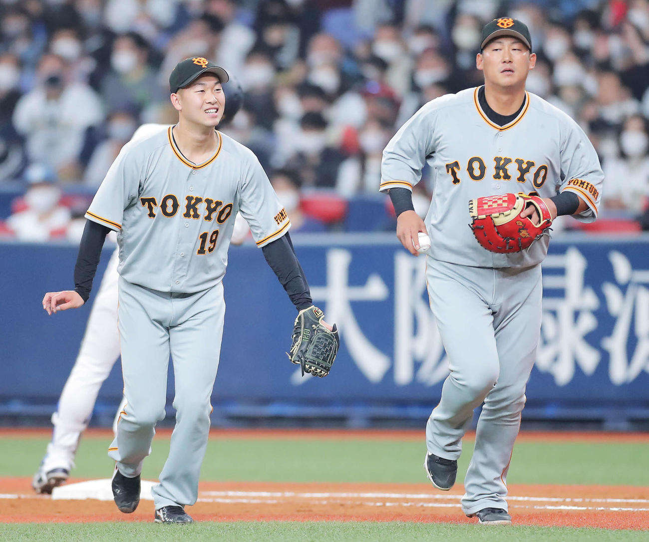 オリックス対巨人　2回裏を抑え、笑顔でベンチに戻る山崎伊（左）と中田（撮影・河田真司）