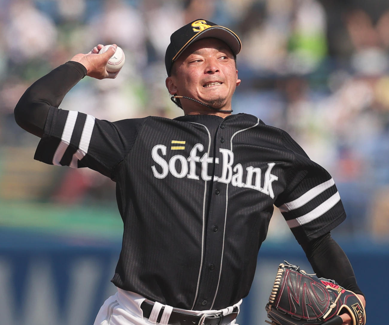 3回9失点で降板したソフトバンク先発の東浜（撮影・野上伸悟）