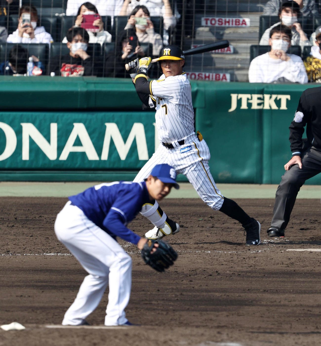 5回裏阪神2死二、三塁、代打糸井に中前2点適時打を浴びる中日岡田（撮影・加藤哉）