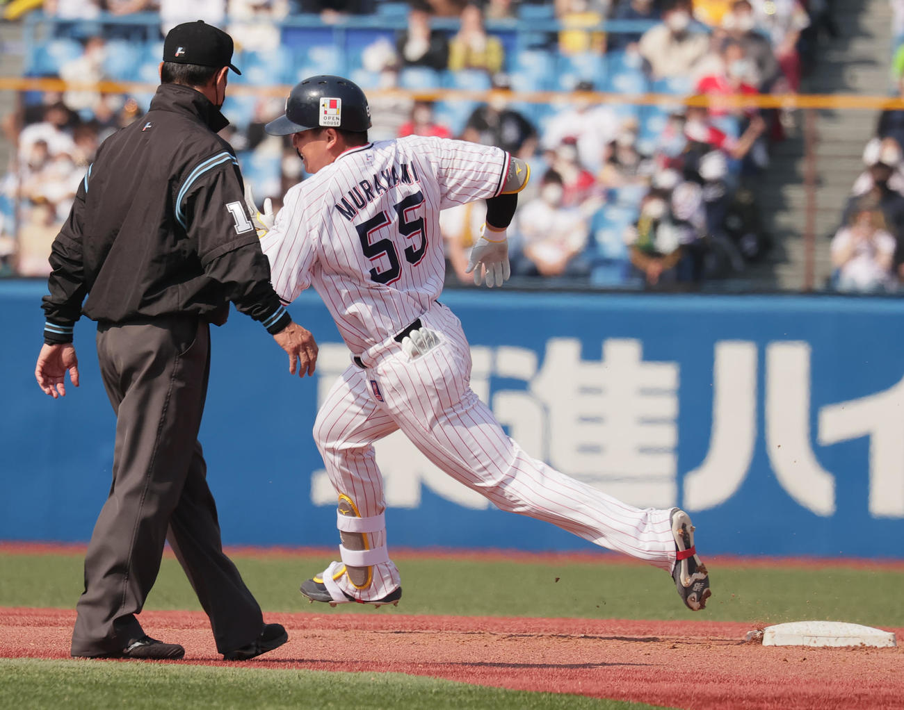 ヤクルト対ソフトバンク　1回裏ヤクルト2死二塁、右適時三塁打を放ち二塁を回る村上（撮影・野上伸悟）