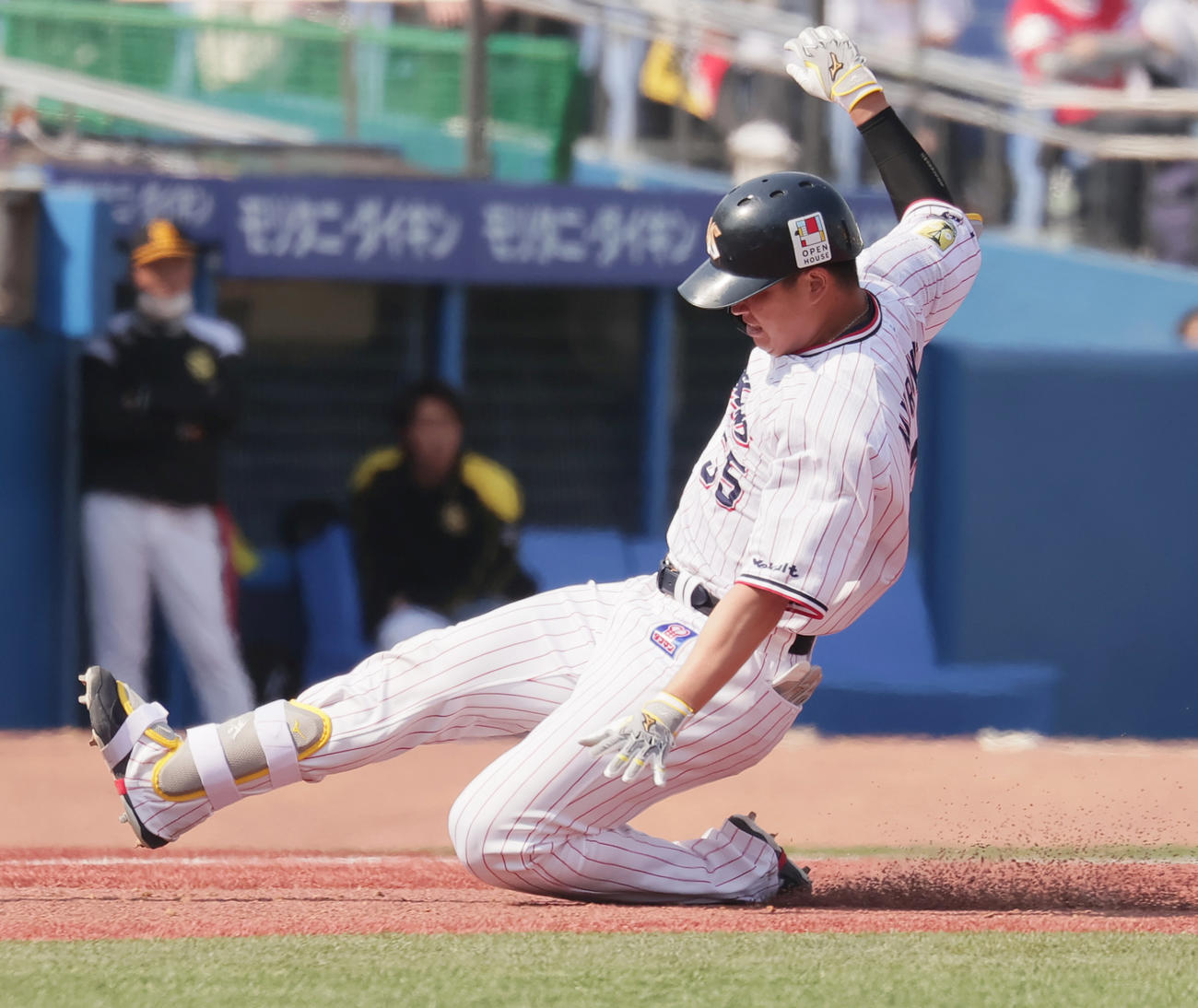 ヤクルト対ソフトバンク　1回裏ヤクルト2死二塁、右適時三塁打を放ち滑り込む村上（撮影・野上伸悟）