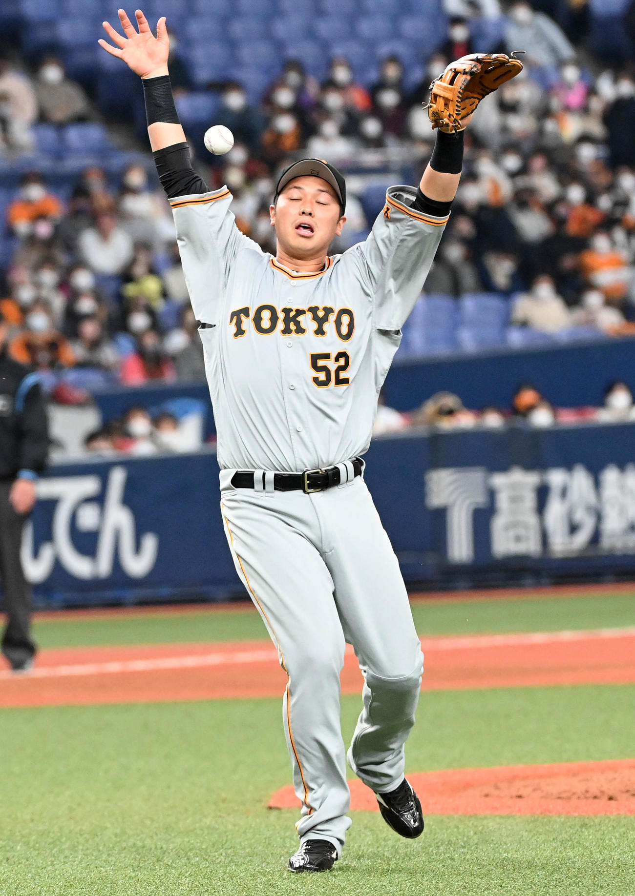 オリックス対巨人　8回裏オリックス2死二、三塁、三塁の北村は小田の打球を捕球できず適時二塁打となる（撮影・前岡正明）