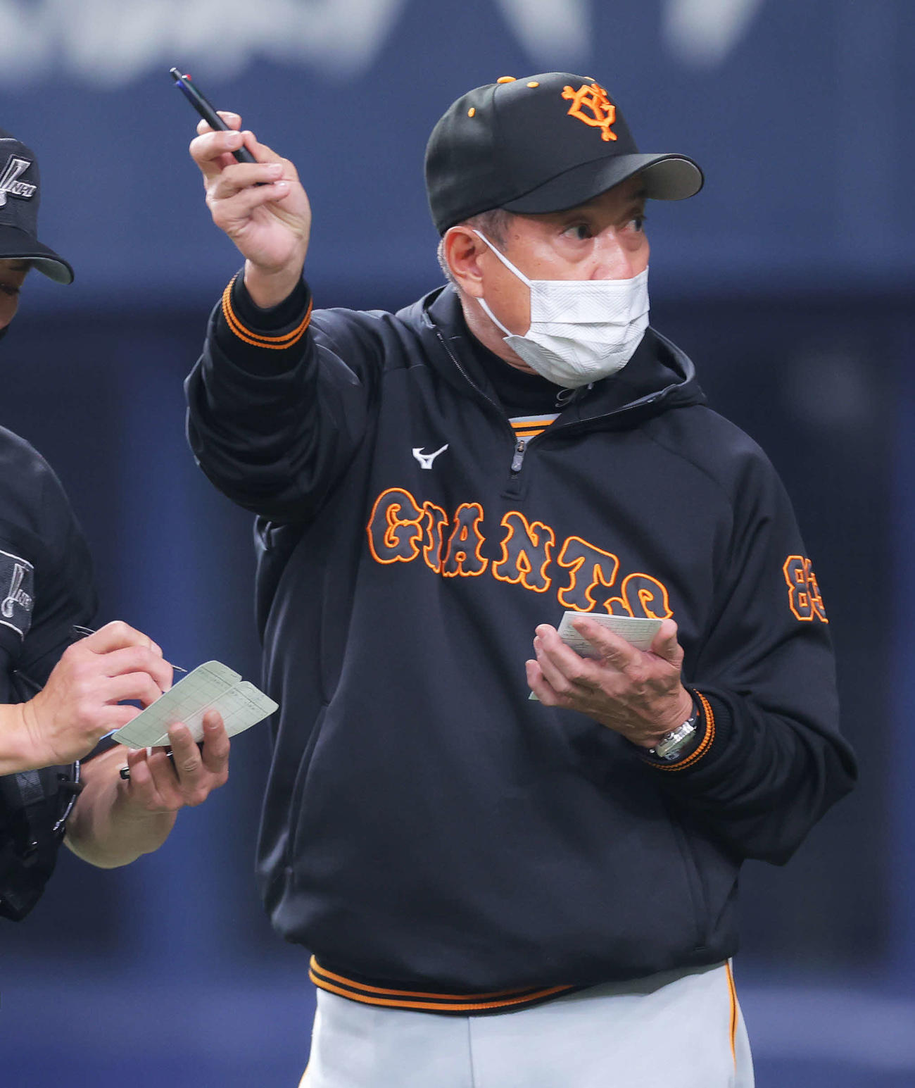 オリックス対巨人　7回表を終え、選手交代を告げる原監督（撮影・河田真司）
