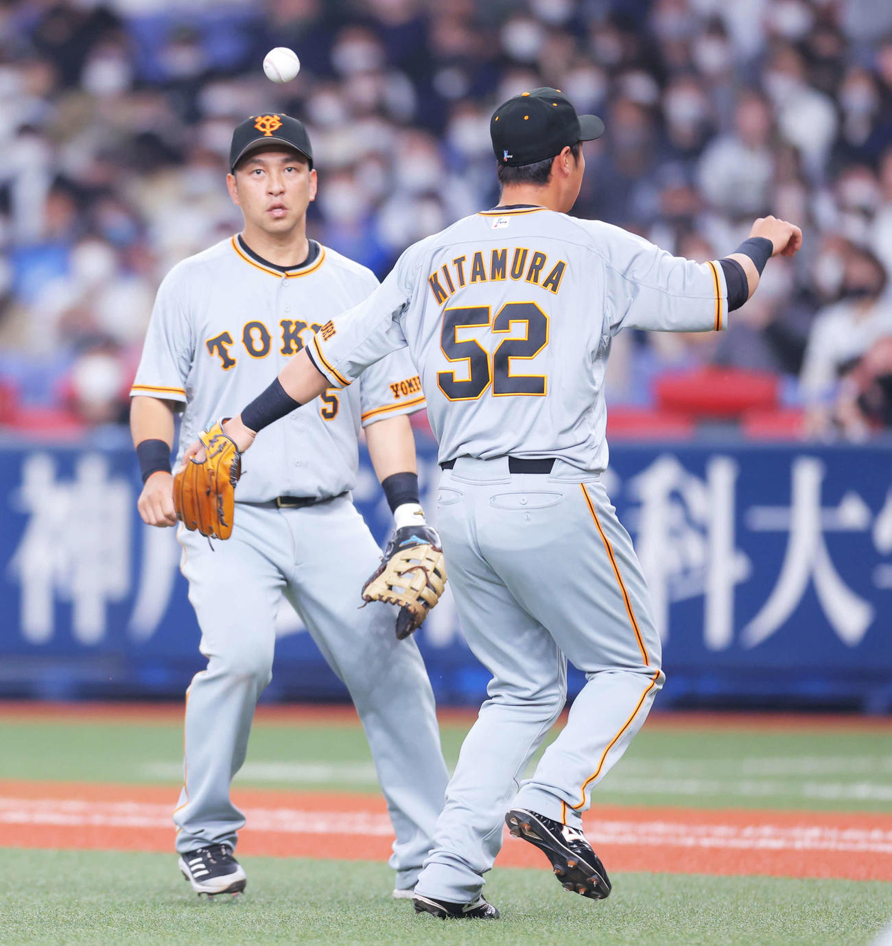 オリックス対巨人　8回裏オリックス2死二、三塁、小田の打球を落とす北村（右）と中島（撮影・河田真司）